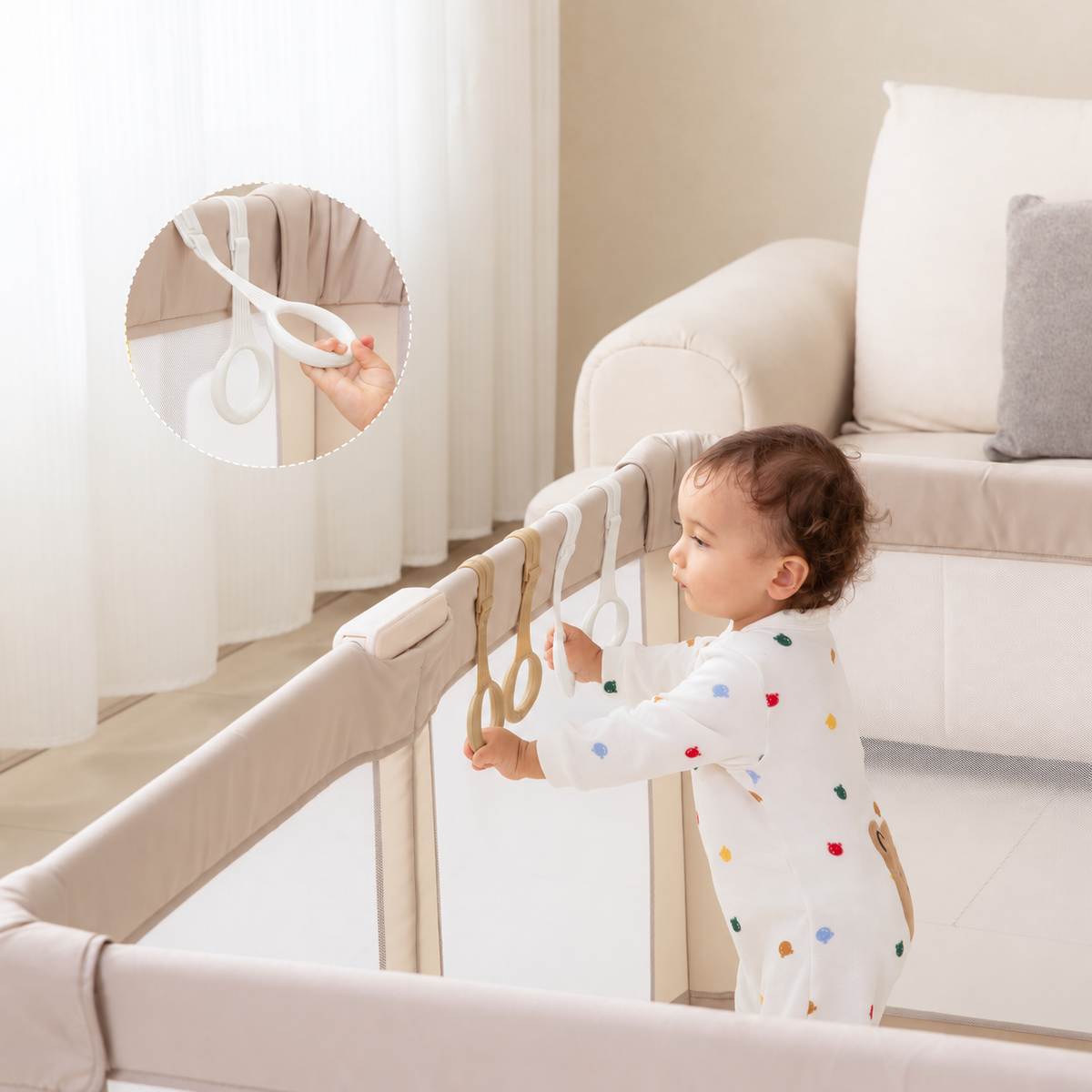 Baby trekt zich op aan beige Elissio pull rings op de grondbox