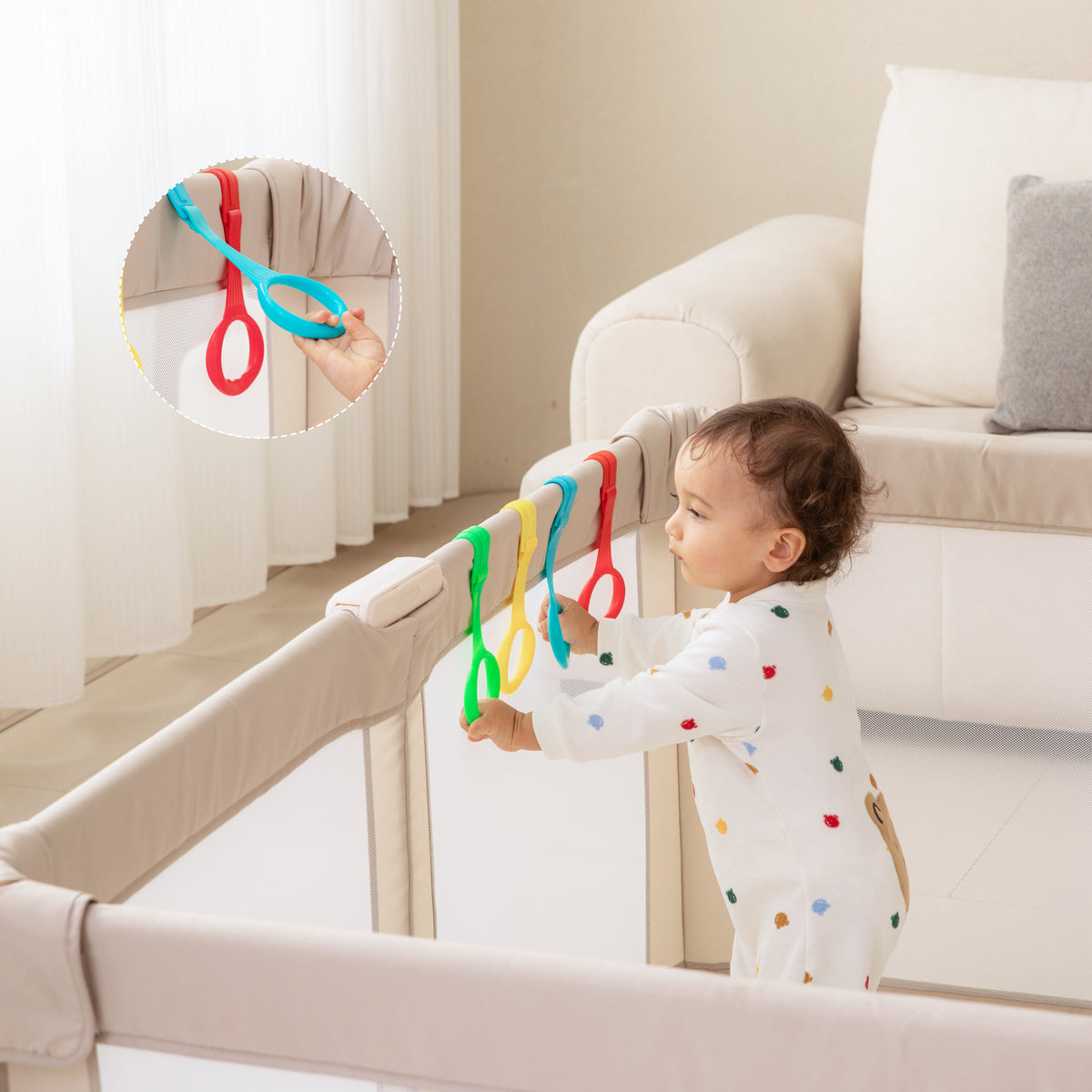 Baby trekt zich op aan gekleurde Elissio pull rings op de grondbox